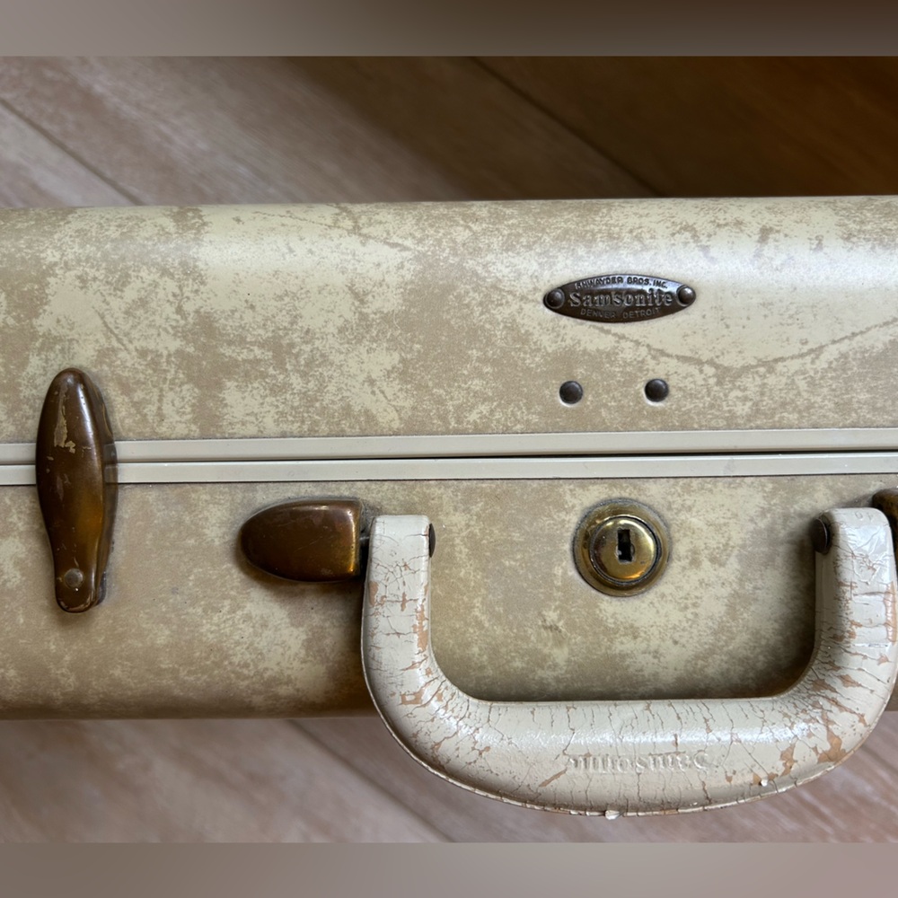 Vintage 1950โs Samsonite Shwayder Brothers Marble Cream Suitcase - Picture 2 of 11